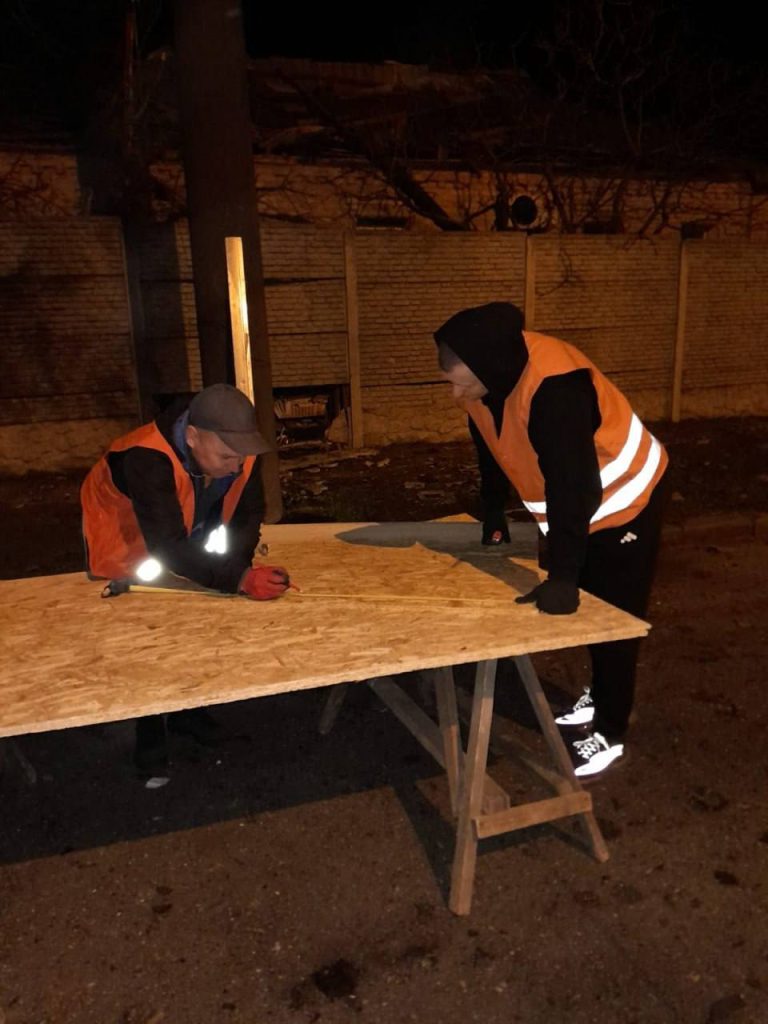 Коммунальщики ликвидируют последствия обстрелов в Харькове 16 апреля