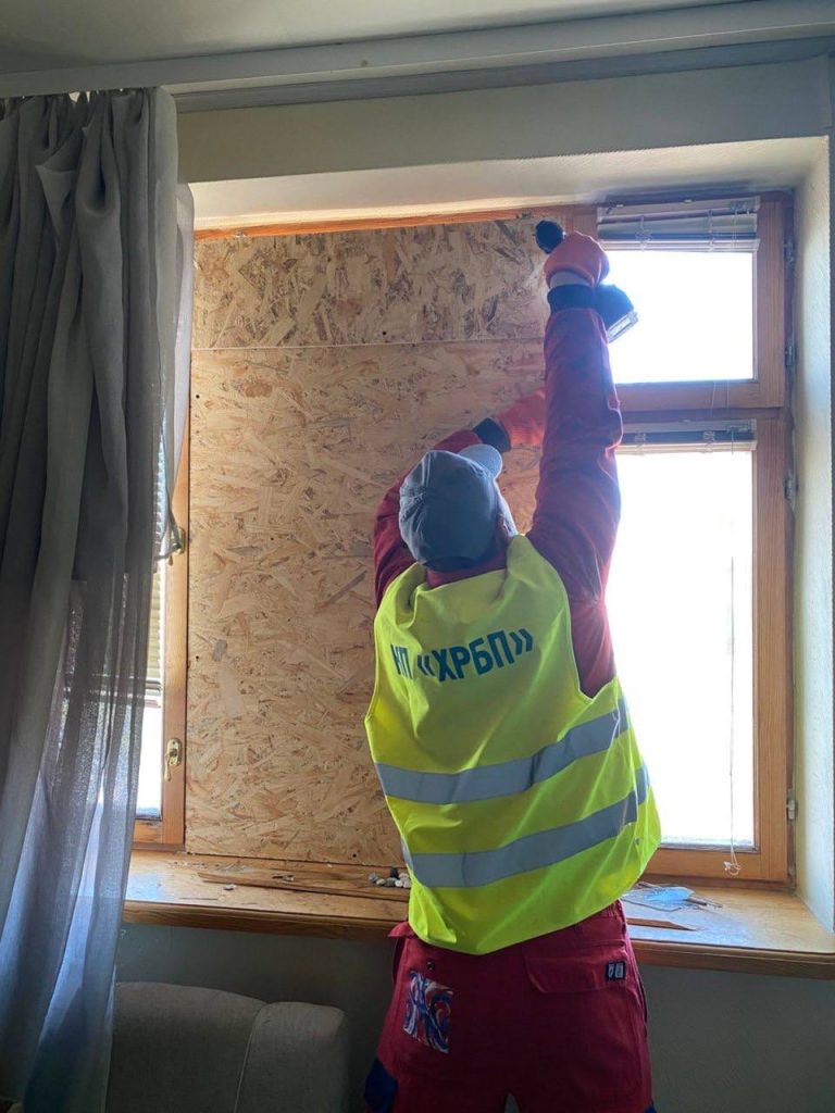 Коммунальщики ликвидируют последствия обстрелов в Харькове 16 апреля