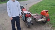 Без прав та шолома розсікав підліток на мотоциклі на Берестинщині