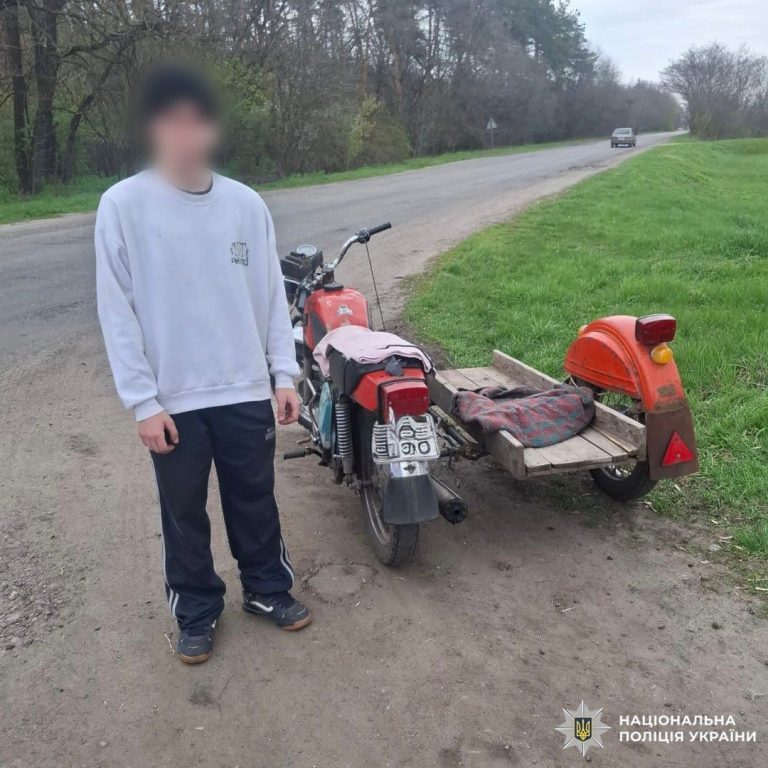 Без прав и шлема рассекал подросток на мотоцикле на Берестинщине