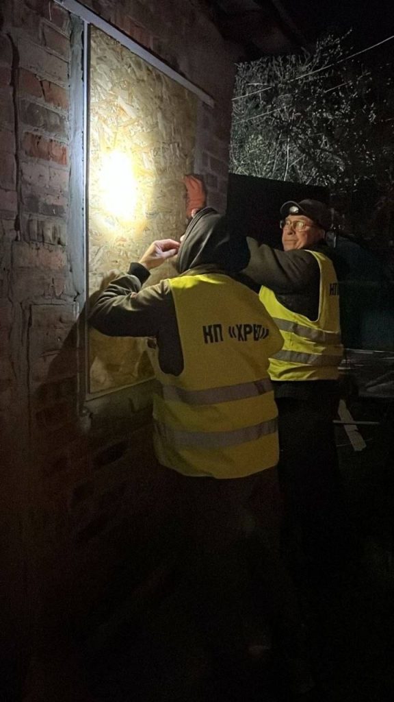 Комунальники ліквідують наслідки обстрілів у Харкові