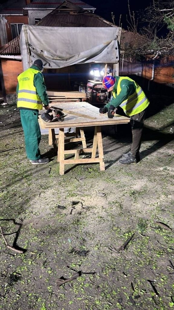 Комунальники ліквідують наслідки обстрілів у Харкові