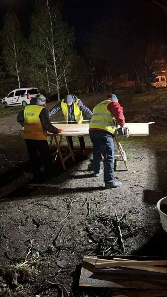 Комунальники ліквідують наслідки обстрілів у Харкові