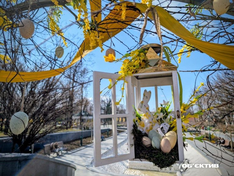 Зайці та крашанки: як Харків прикрашають до Великодня (фоторепортаж)