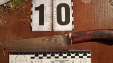 Літня жінка в Харкові з ножем напала на незнайомців – прокуратура