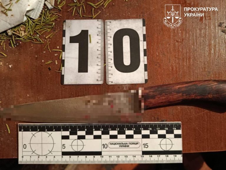 Літня жінка в Харкові з ножем напала на незнайомців – прокуратура