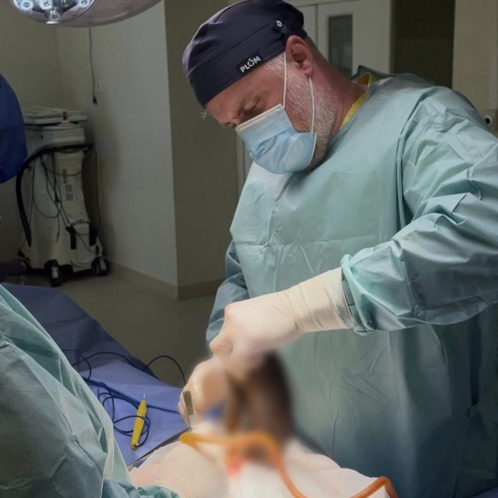 Клубок волос достали из желудка девочки