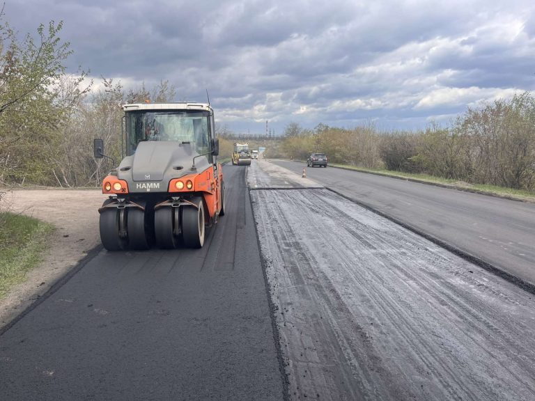 Ями латають на дорогах Харківщини: де вже завершили роботи (фото)