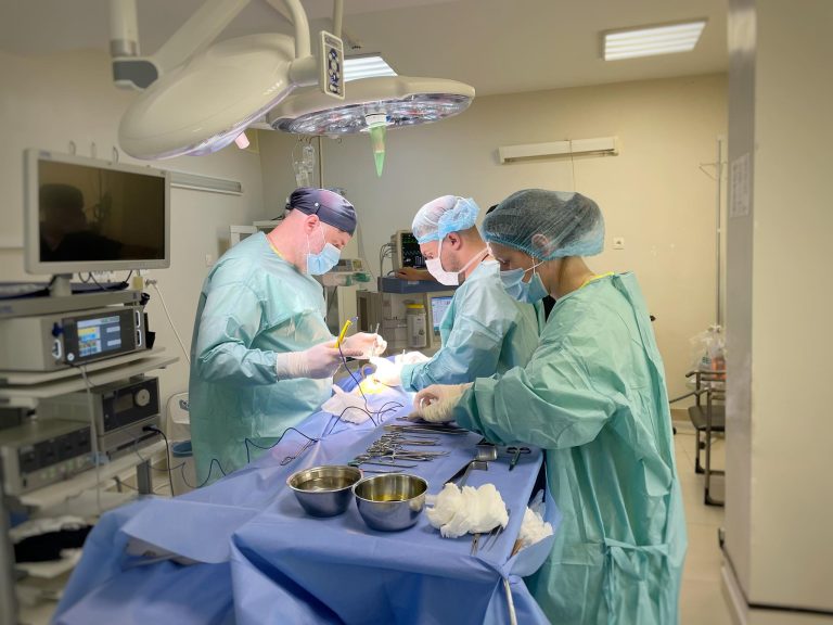 35-сантиметровый клубок волос достали медики из желудка девочки