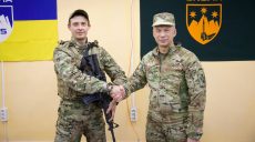 Спас побратима, рискуя жизнью: воина из Харькова наградил Сырский