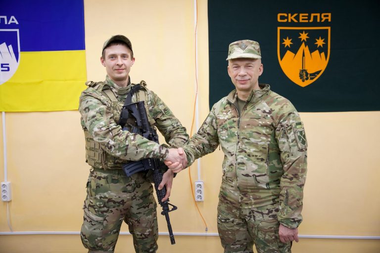 Спас побратима, рискуя жизнью: воина из Харькова наградил Сырский