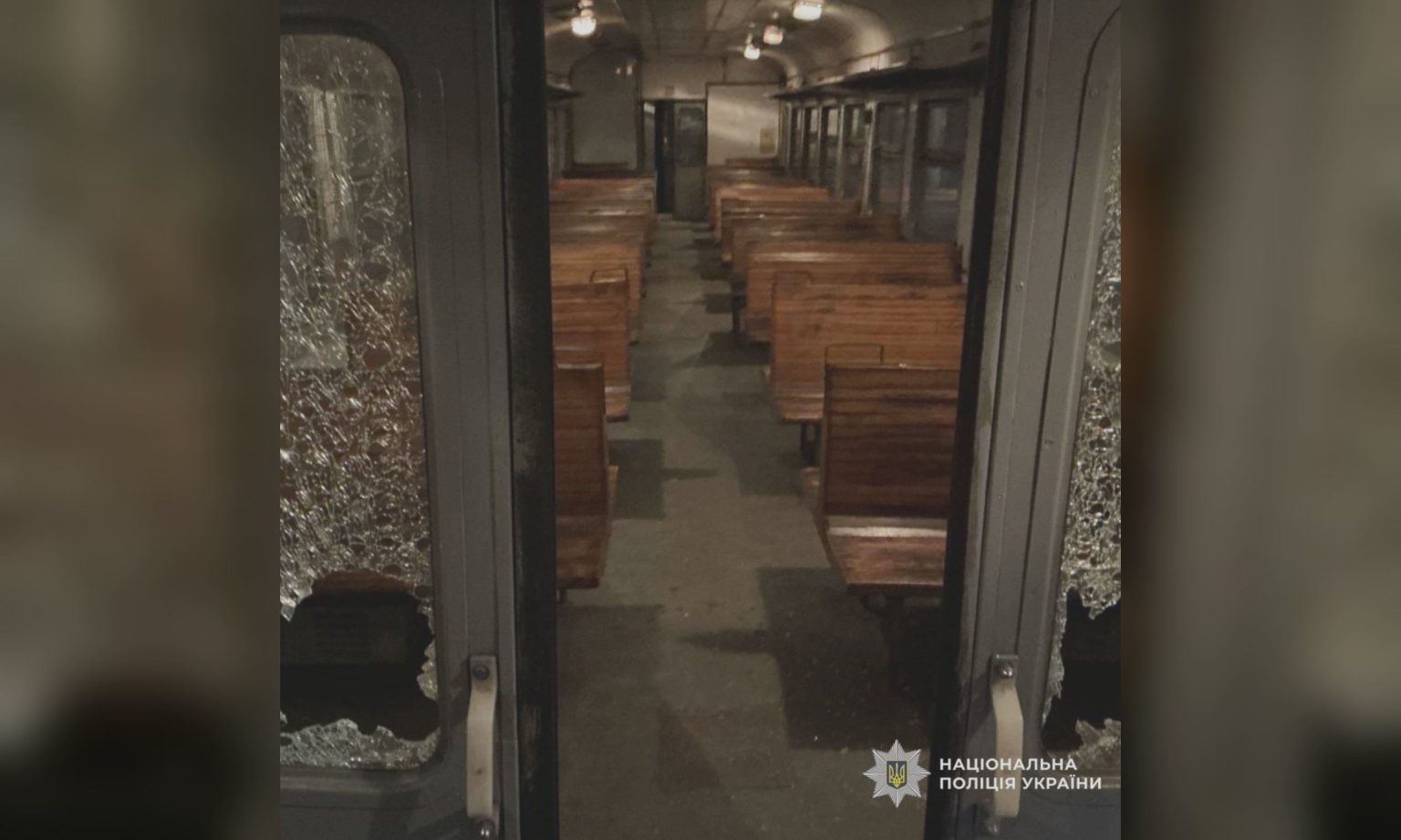Двое пьяных мужчин разбили окна в электричке на Харьковщине – НПУ (фото)