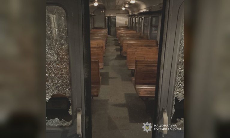 Двоє п’яних чоловіків розбили вікна в електричці на Харківщині – НПУ (фото)