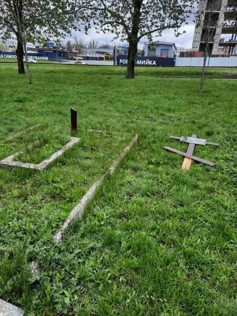 вандалы повредили кресты на могилах в Харькове