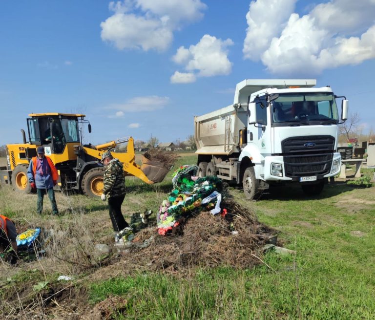 Зеленский обратился к жителям: что просит не нести на кладбища