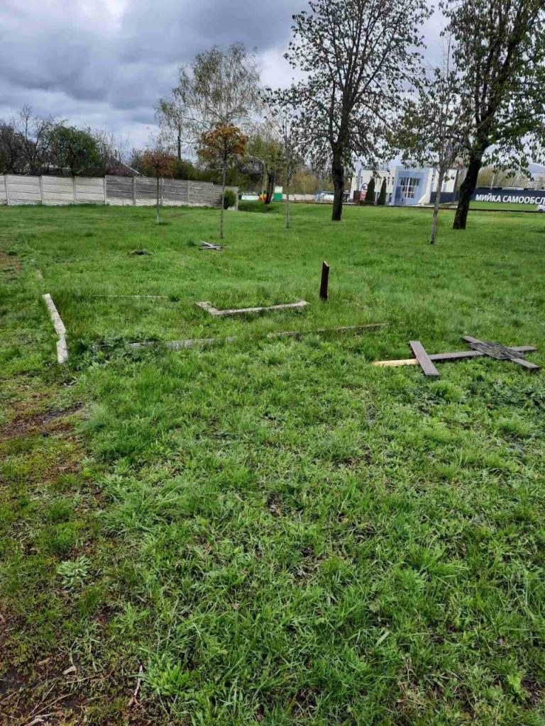 вандалы повредили кресты на могилах в Харькове