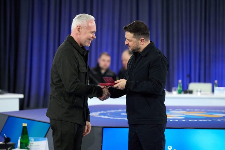 Зеленский вручил орден Терехову и награду «Город-герой» Купянску (видео)