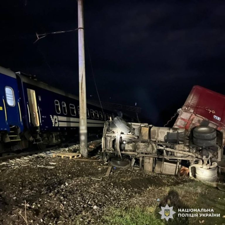 Локомотив и 6 вагонов сошли с рельсов: подробности ДТП на Харьковщине