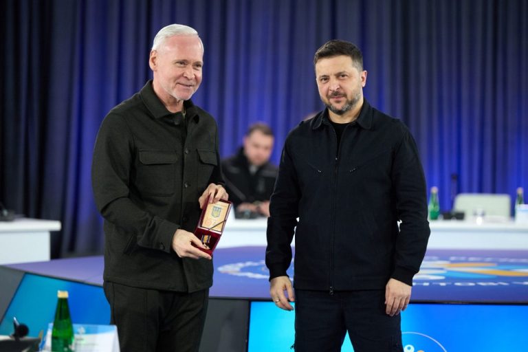 Зеленський вручив орден Терехову і відзнаку “Місто-герой” Куп’янську (відео)