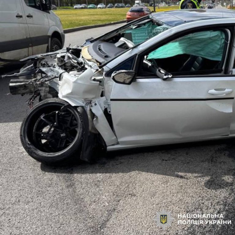 ДТП в Харькове: водитель на огромной скорости врезался в электропору (видео)