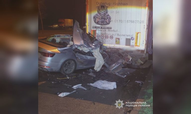 ДТП в Харькове: автомобиль врезался в грузовик