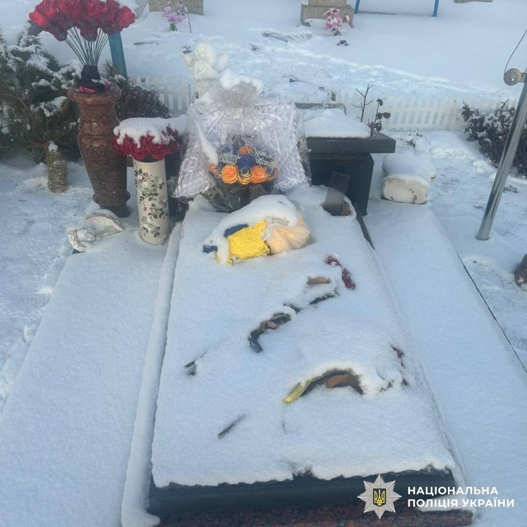 Вандал повредил могилу защитника Украины – полиция ищет злоумышленника