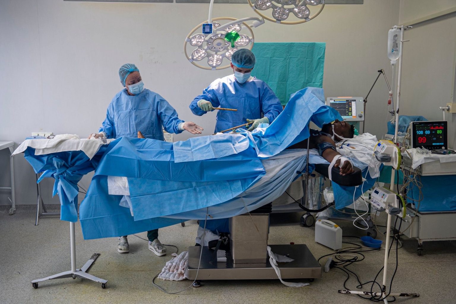 Гранату достали из ноги. Хирурги оперировали с саперами в Харьковской области