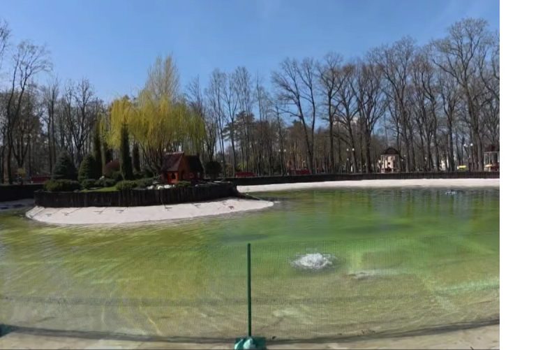 Озеро в Центральном парке Харькова готовят к новому сезону (видео)