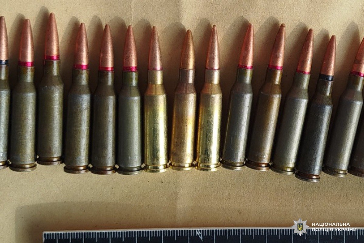 Чоловік, що зберігав боєприпаси, “погорів” через крадіжку на Харківщині