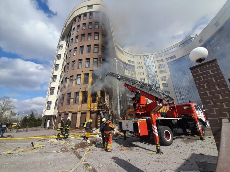 «Ужас». Террор Харькова продолжается вторые сутки, мэр сообщил о 37 попаданиях