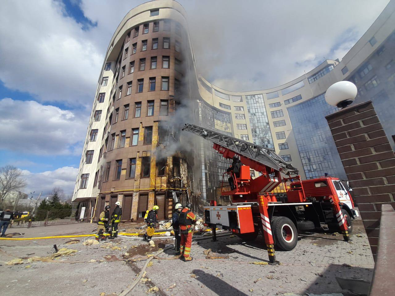 «Ужас». Террор Харькова продолжается вторые сутки, мэр сообщил о 37 попаданиях