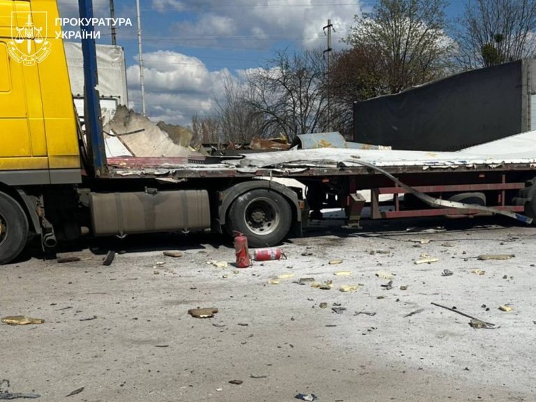 РФ вдарили по підприємству в Дергачах: поранені п’ятеро працівників (фото)