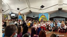 Праздник весны проходит на станции метро в Харькове (видео)