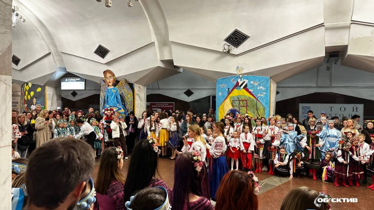 Праздник весны проходит на станции метро в Харькове (видео)