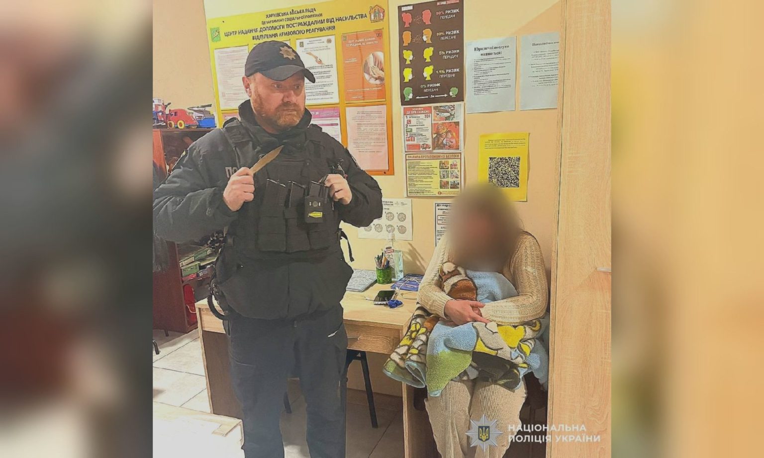 Харьковчанку с двухлетним ребенком супруг выгнал на улицу: что сделали копы