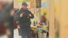 Харьковчанку с двухлетним ребенком супруг выгнал на улицу: что сделали копы