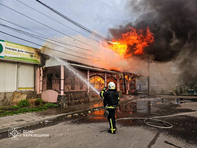 Люди в панике выезжают из города: что происходит на Харьковщине (видео)