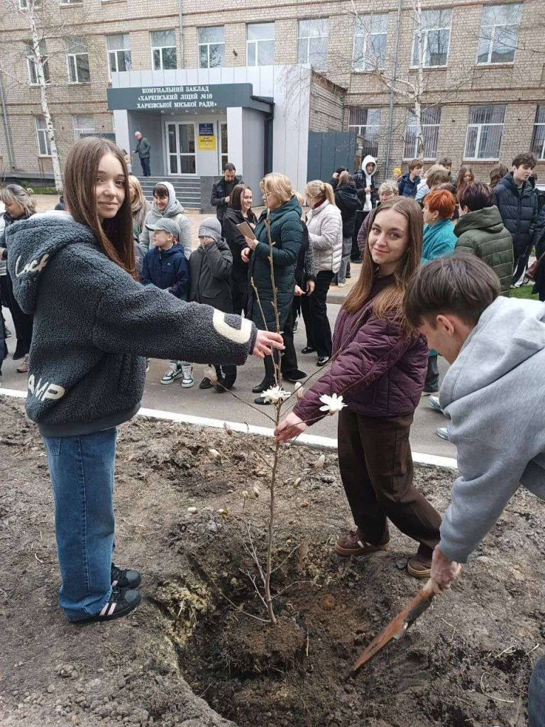 высадили магнолии возле лицея в Харькове 4