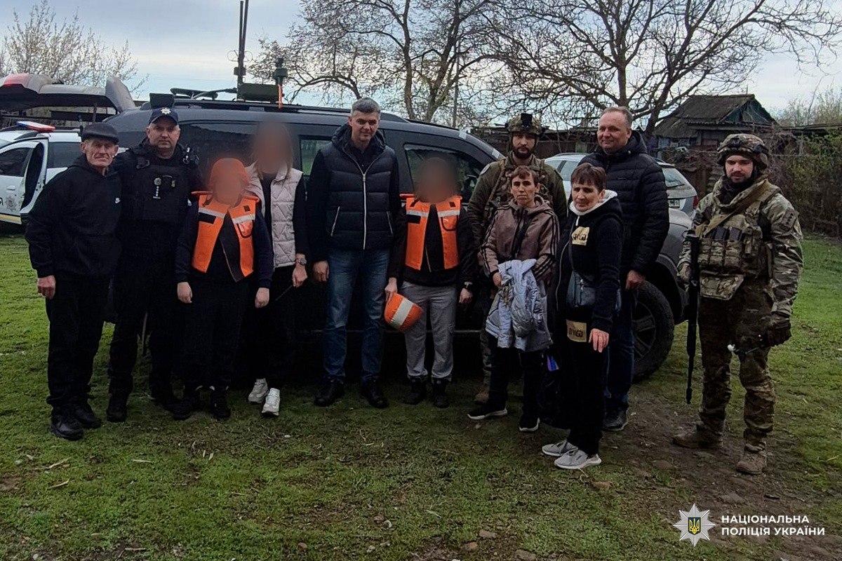 Спасли и привлекли к ответственности: полиция Харьковщины эвакуировала семью