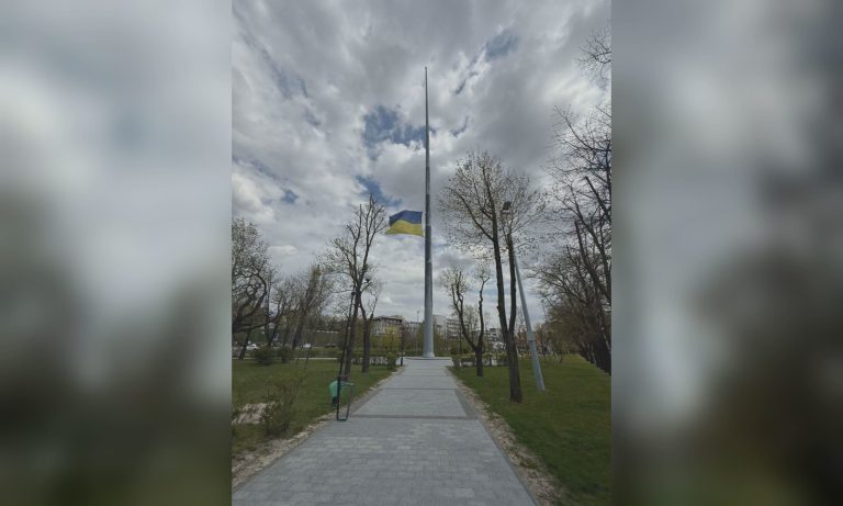 В Харькове приспустили самый большой флаг Украины