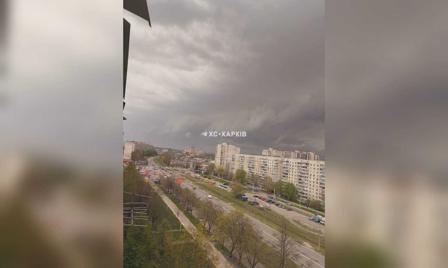 Шквальный ветер срывает крыши и валит деревья в Харькове, пропал свет (видео)