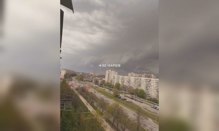 Шквальный ветер срывает крыши и валит деревья в Харькове, пропал свет (видео)