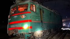 Грузовик столкнулся с пассажирским поездом на Харьковщине: меняют маршруты