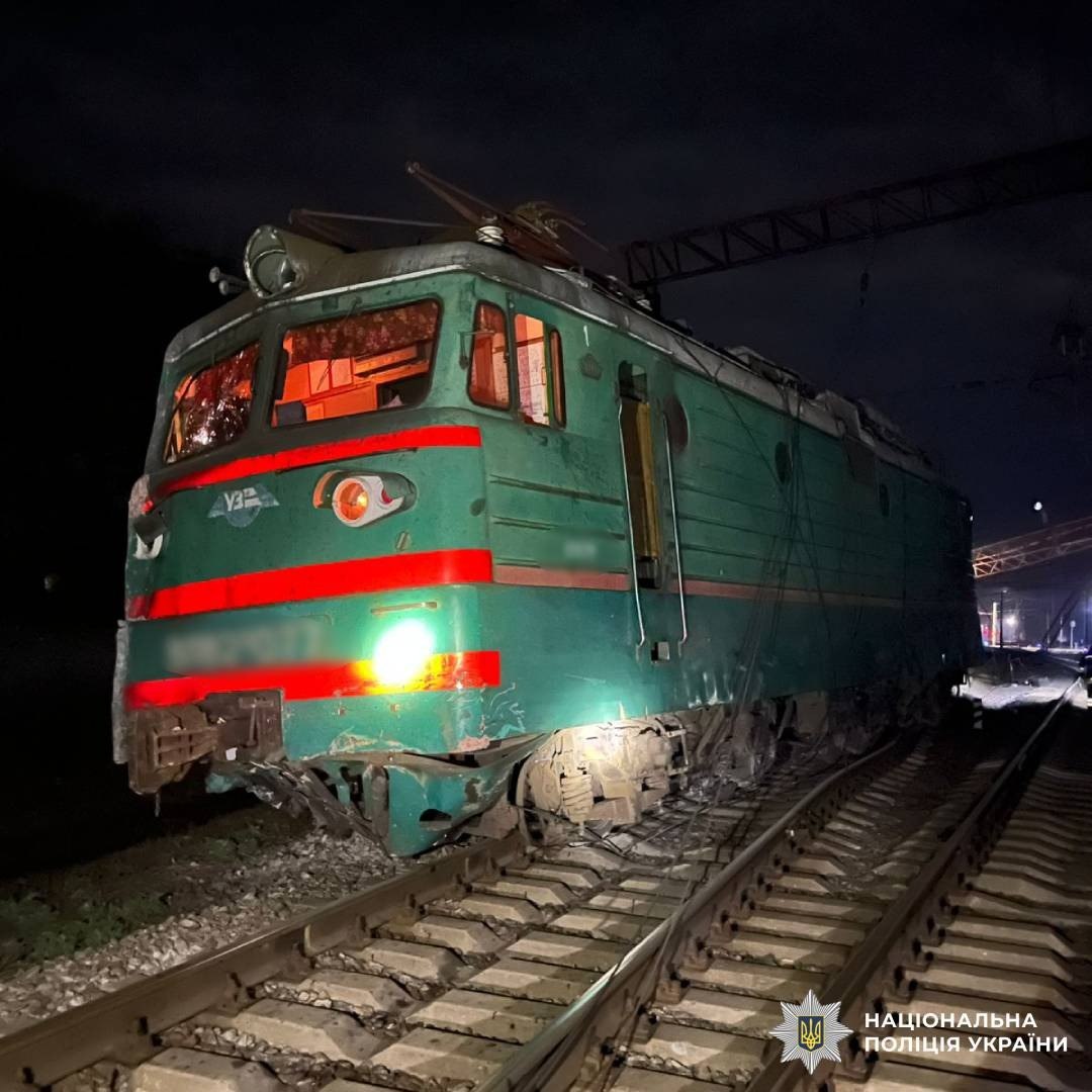 Грузовик столкнулся с пассажирским поездом на Харьковщине: меняют маршруты