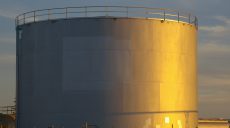 Резервуар із патокою поцілили росіяни у Харкові (відео)