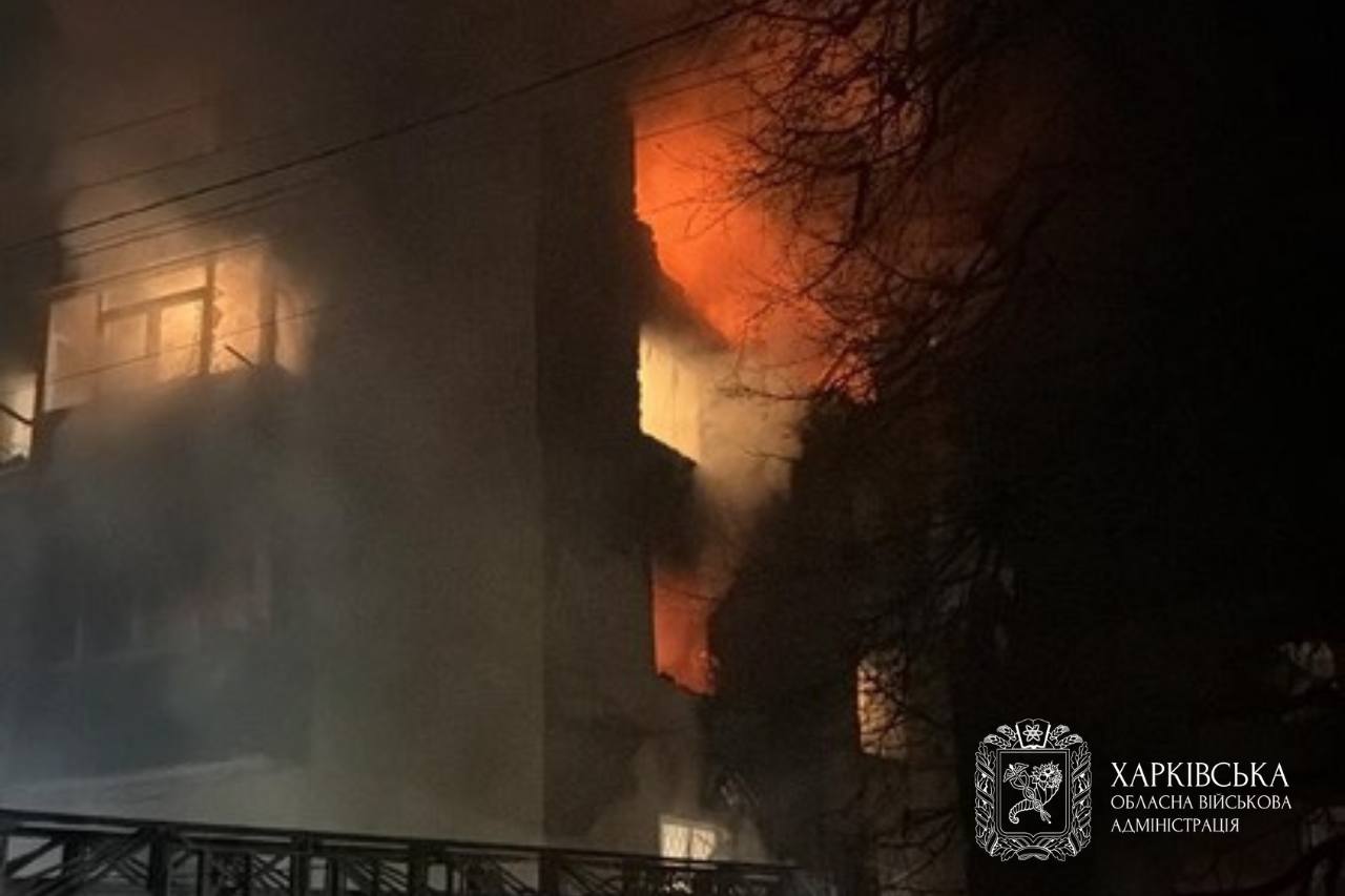 5-этажку дроном атаковали россияне в Чугуеве на Харьковщине: бушует пожар