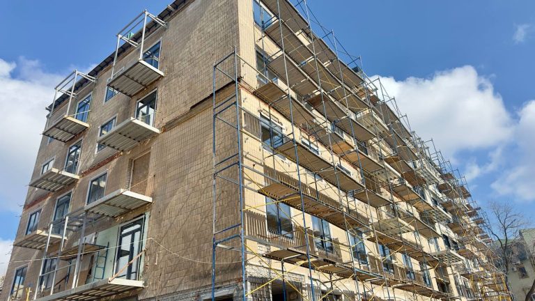 Как восстанавливают жилой дом в центре Харькова, поврежденный обстрелом (фото)