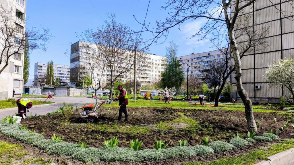 клумба в Индустриальном районе