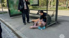 У центрі Харкова жінці раптово стало зле: їй допомогли патрульні (фото)