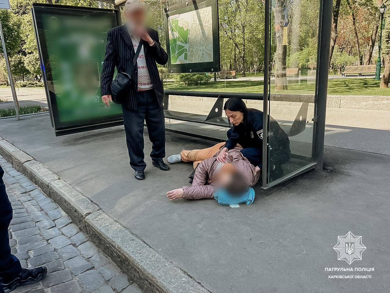 В центре Харькова женщине внезапно стало плохо: ей помогли патрульные (фото)